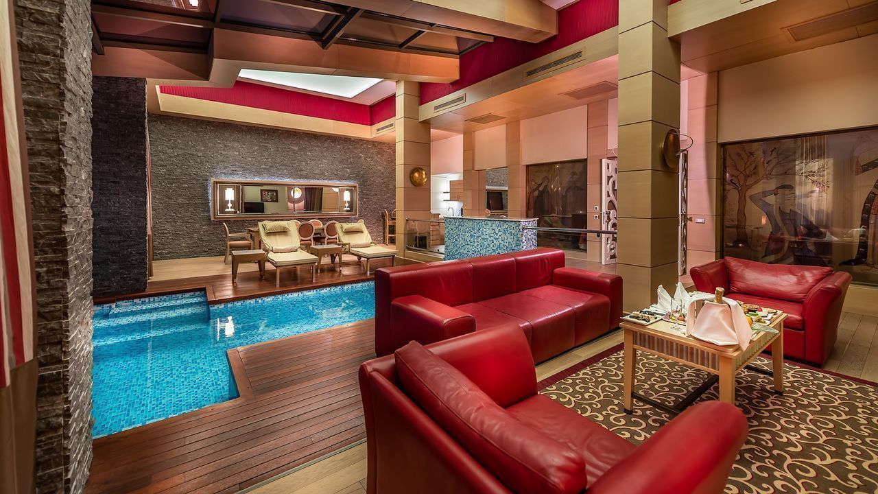 Regnum The Crown Hotel